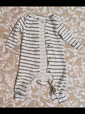 ✨2/$16✨Striped Cream and Black Baby One-Piece Bodysuit With Hat